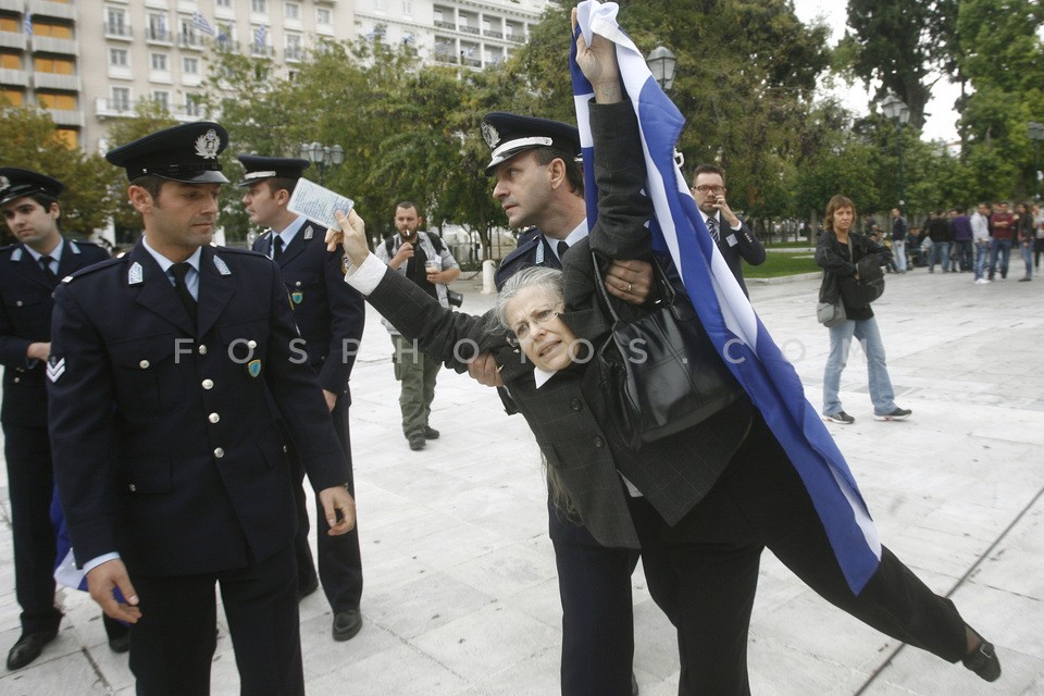 Tensions between police and citizens  /  Ενταση στο Σύνταγμα για τα μέτρα ασφαλείας