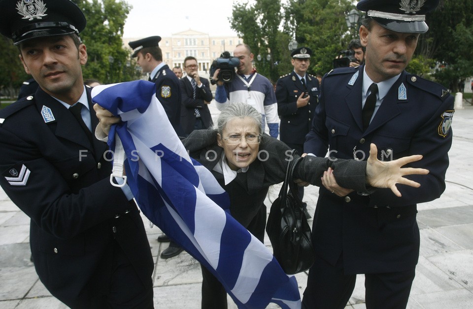 Tensions between police and citizens  /  Ενταση στο Σύνταγμα για τα μέτρα ασφαλείας