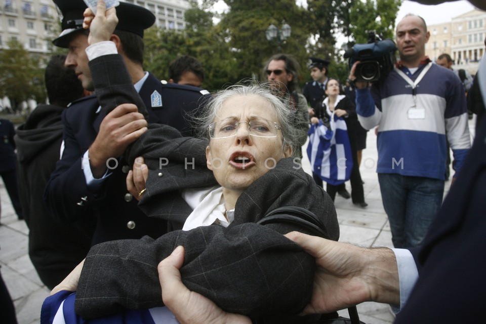 Tensions between police and citizens  /  Ενταση στο Σύνταγμα για τα μέτρα ασφαλείας