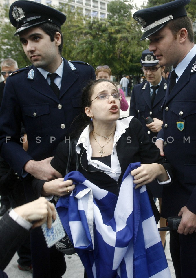 Tensions between police and citizens  /  Ενταση στο Σύνταγμα για τα μέτρα ασφαλείας