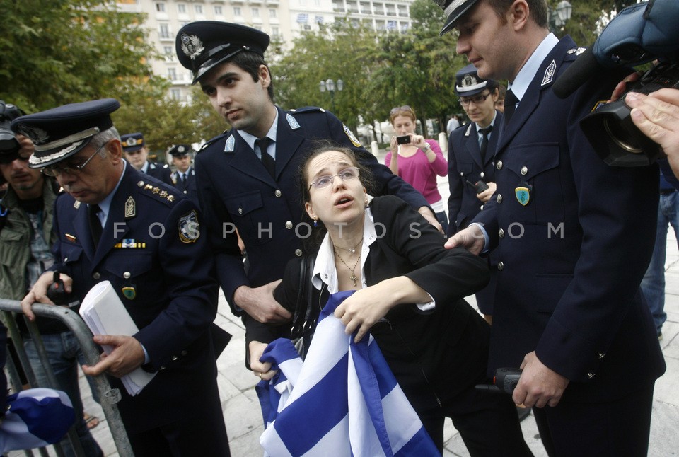 Tensions between police and citizens  /  Ενταση στο Σύνταγμα για τα μέτρα ασφαλείας