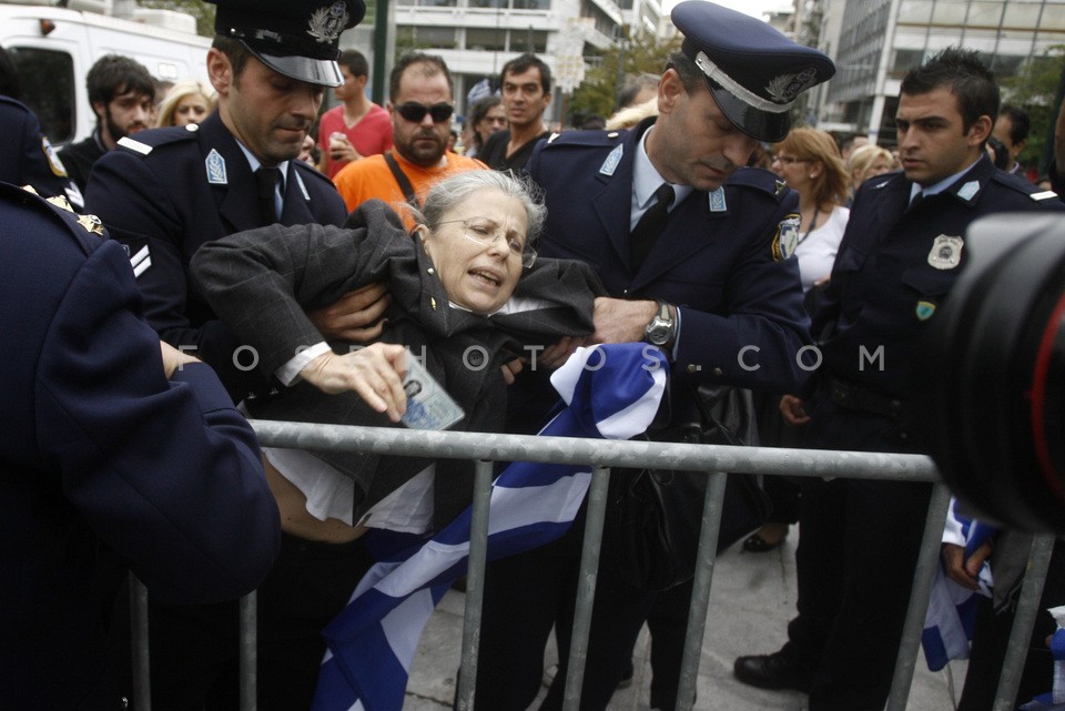 Tensions between police and citizens  /  Ενταση στο Σύνταγμα για τα μέτρα ασφαλείας