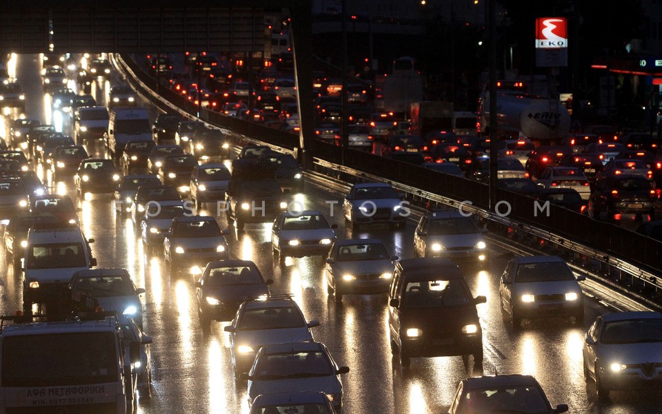 Heavy traffic  /  Πυκνή κίνηση στους δρόμους