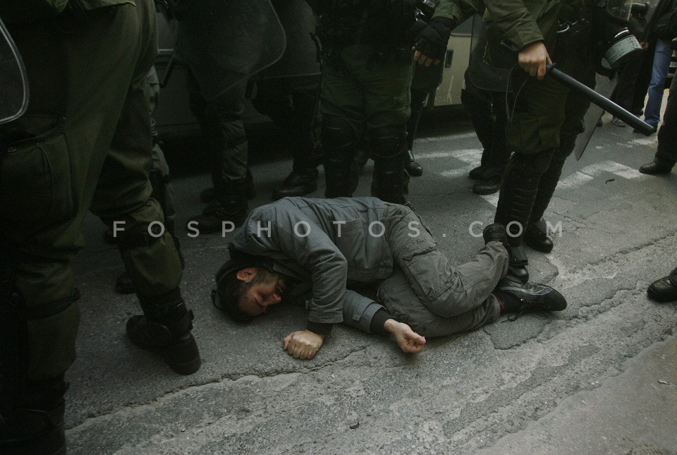 Clashes at the Ministry of Labour  /  Επεισόδια στο Υπουργείο Εργασίας