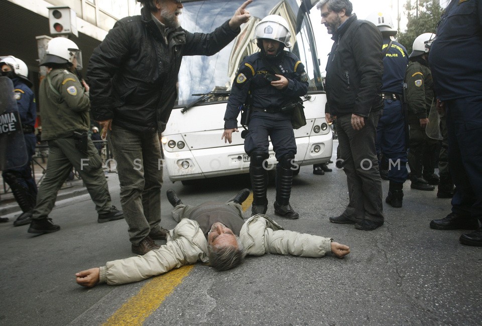 Clashes at the Ministry of Labour  /  Επεισόδια στο Υπουργείο Εργασίας