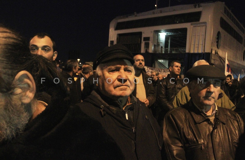 Gathering  in protest at the Port of Piraeus  /  Συγκέντρωση στο Λιμάνι του Πειραιά