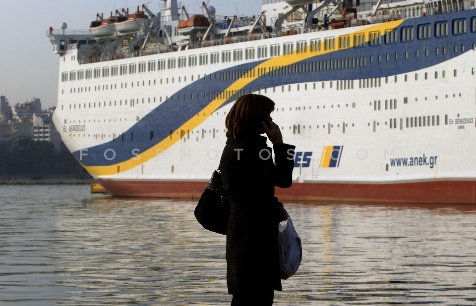 Police intervention in the port of Piraeus   /  Αστυνομική επέμβαση στον  Πειραιά