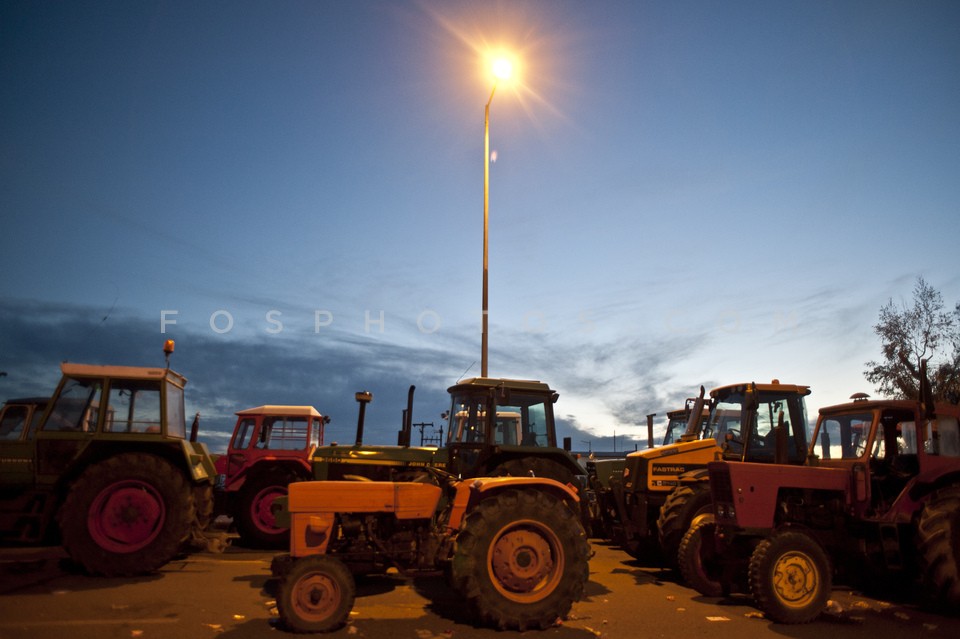 Greek farmers protest and block national roads