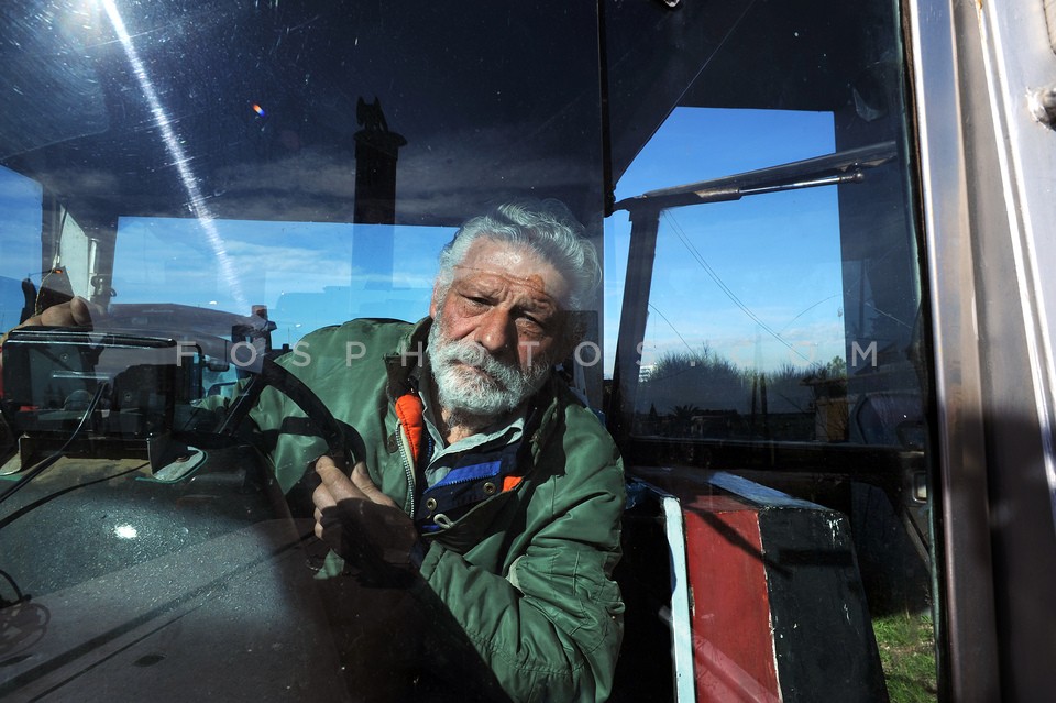 Greek farmers protest and block national roads