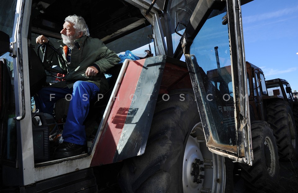 Greek farmers protest and block national roads