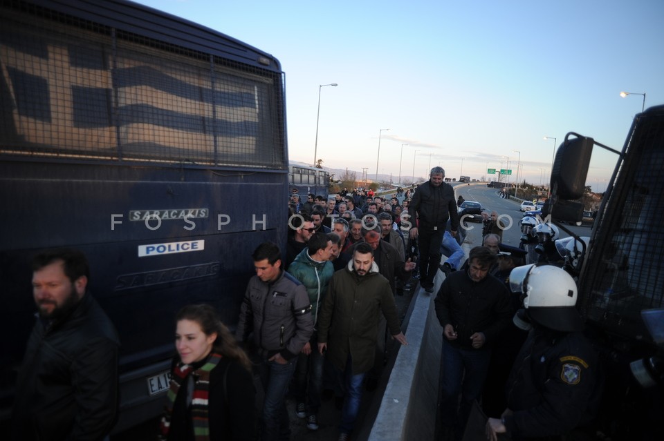 Greek farmers protest and block national roads