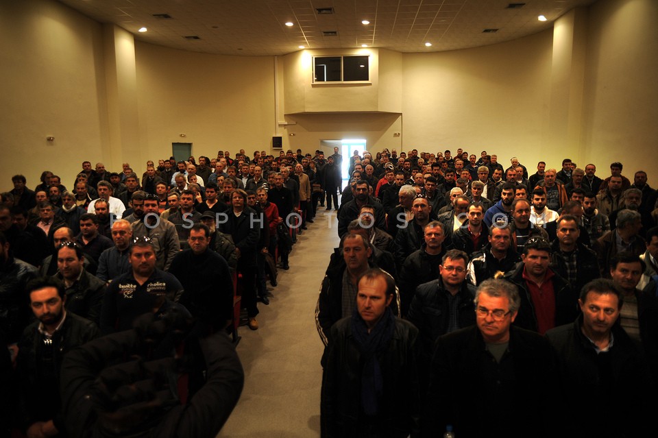 Greek farmers protest and block national roads