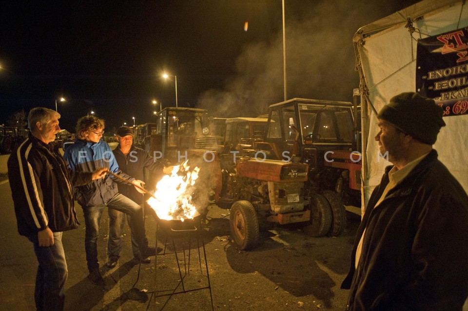 Greek farmers protest and block national roads