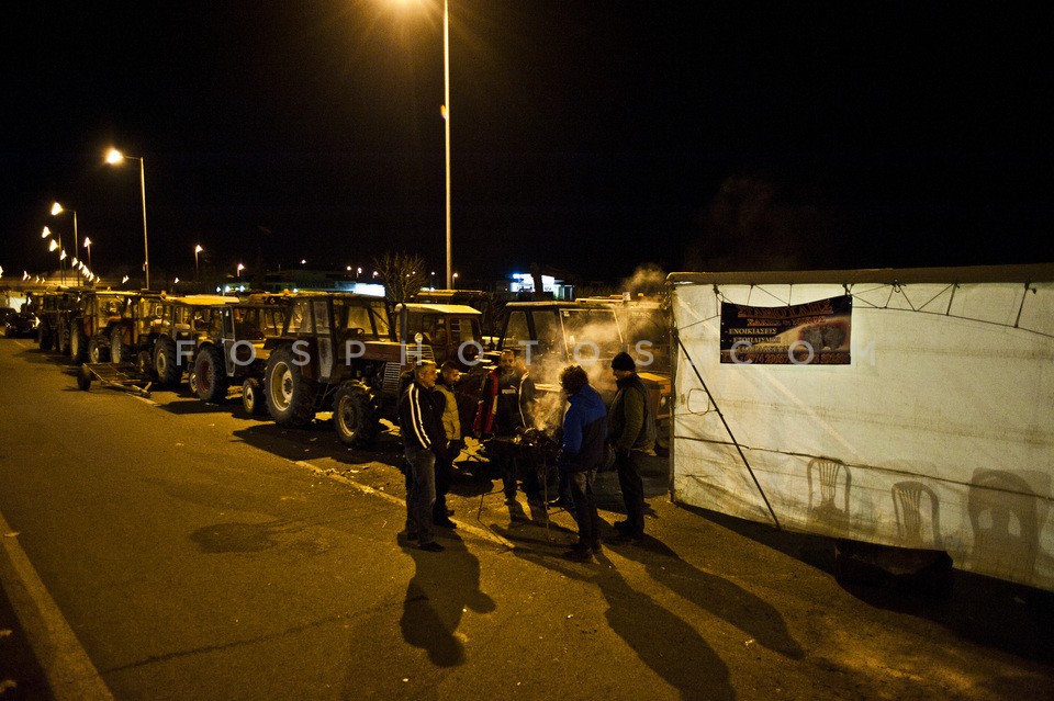 Greek farmers protest and block national roads