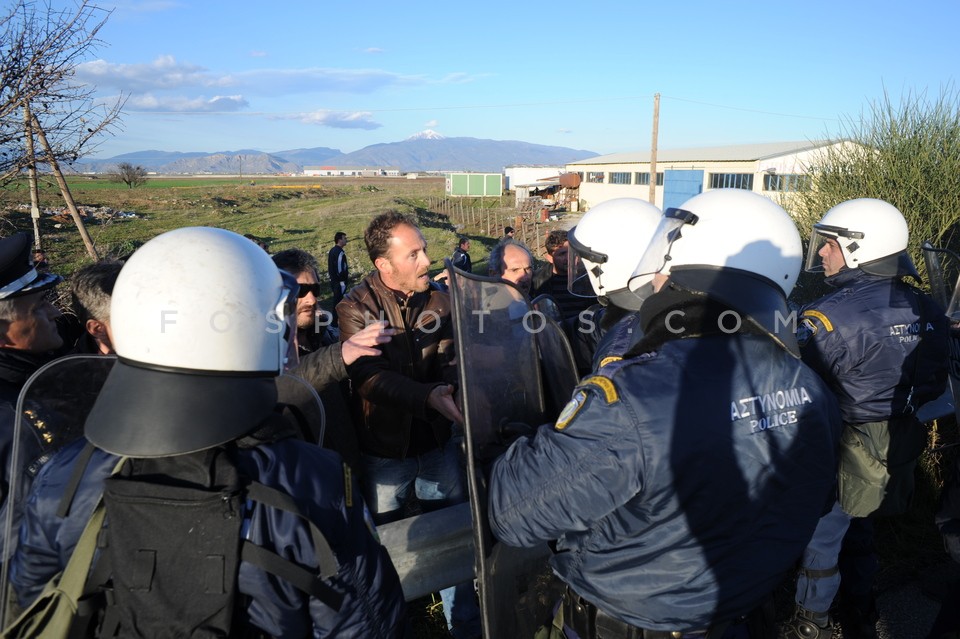 Greek farmers protest and block national roads