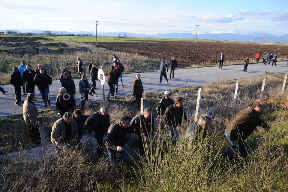 Greek farmers protest and block national roads