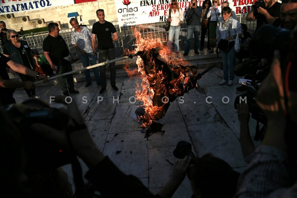 Protest at Syntagma Square / Διαμαρτυρία στην Πλατεία Συντάγματως