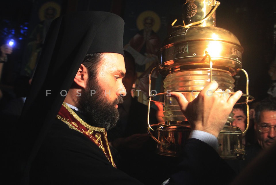 The Holy Light in Athens  /  Το Άγιο Φως στο Μετόχι του Παναγίου Τάφου στην Πλάκα