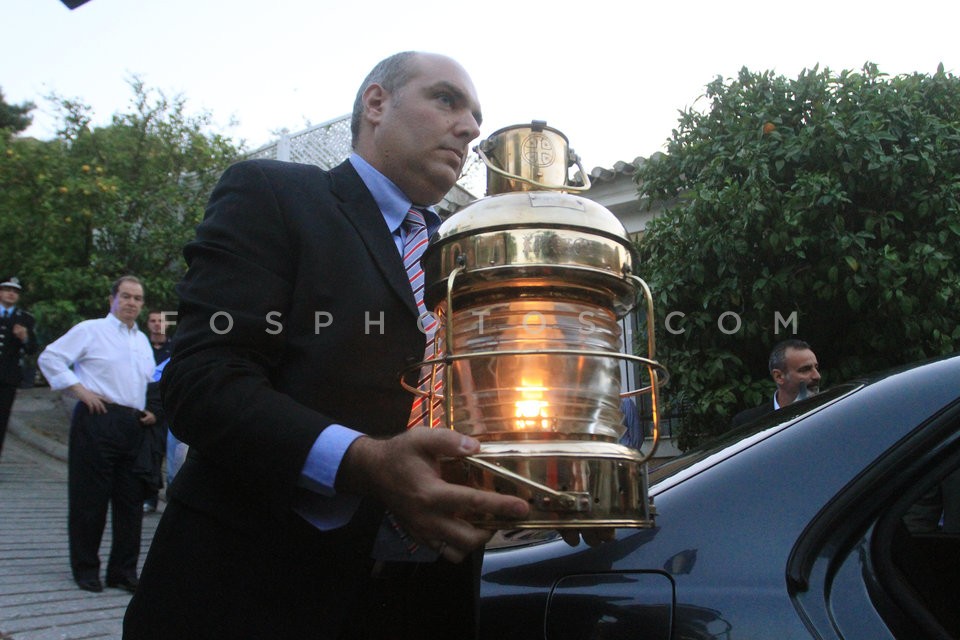 The Holy Light in Athens  /  Το Άγιο Φως στο Μετόχι του Παναγίου Τάφου στην Πλάκα