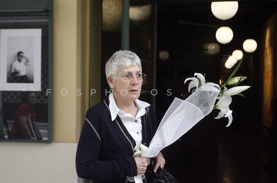 Farewell  to actor Lefteris Voyatzis  / Η σορός του Λευτέρη Βογιατζή στο θέατρο της Οδού Κυκλάδων