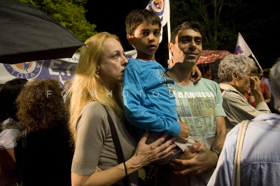 ERT Workers Occupy the Broadcaster's Premises / Εργαζόμενοι της ΕΡΤ Καταλαμβάνουν το ραδιοτηλεοπτικού φορέα