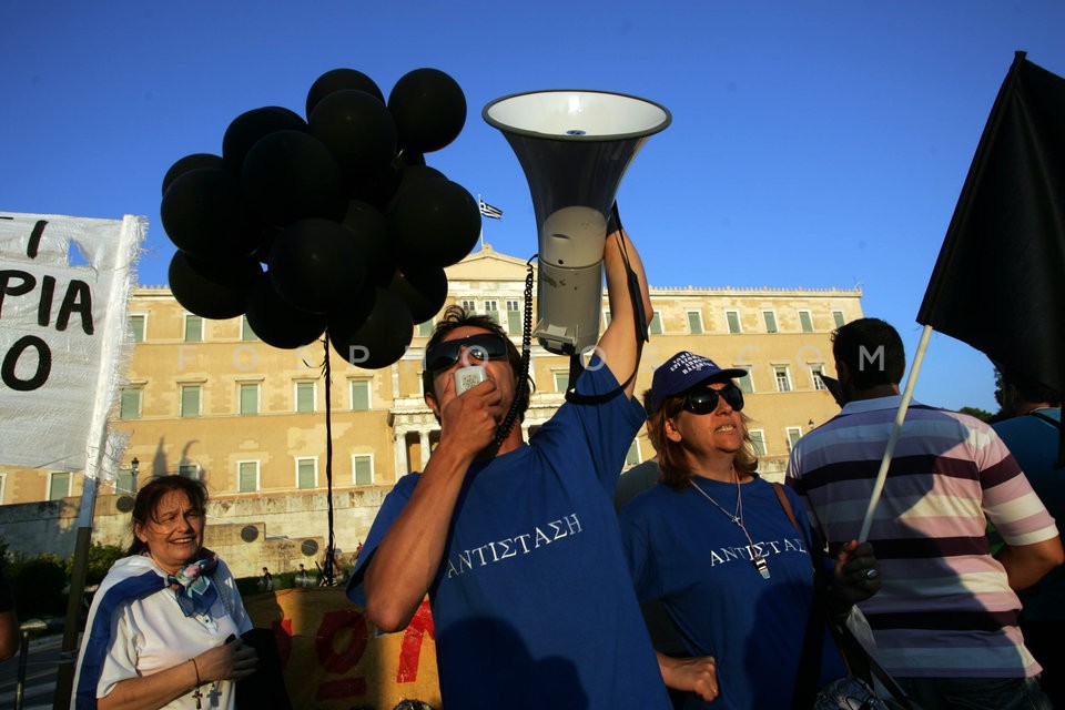 Protest at Syntagma Sq / Διαμαρτυρία στο Σύνταγμα