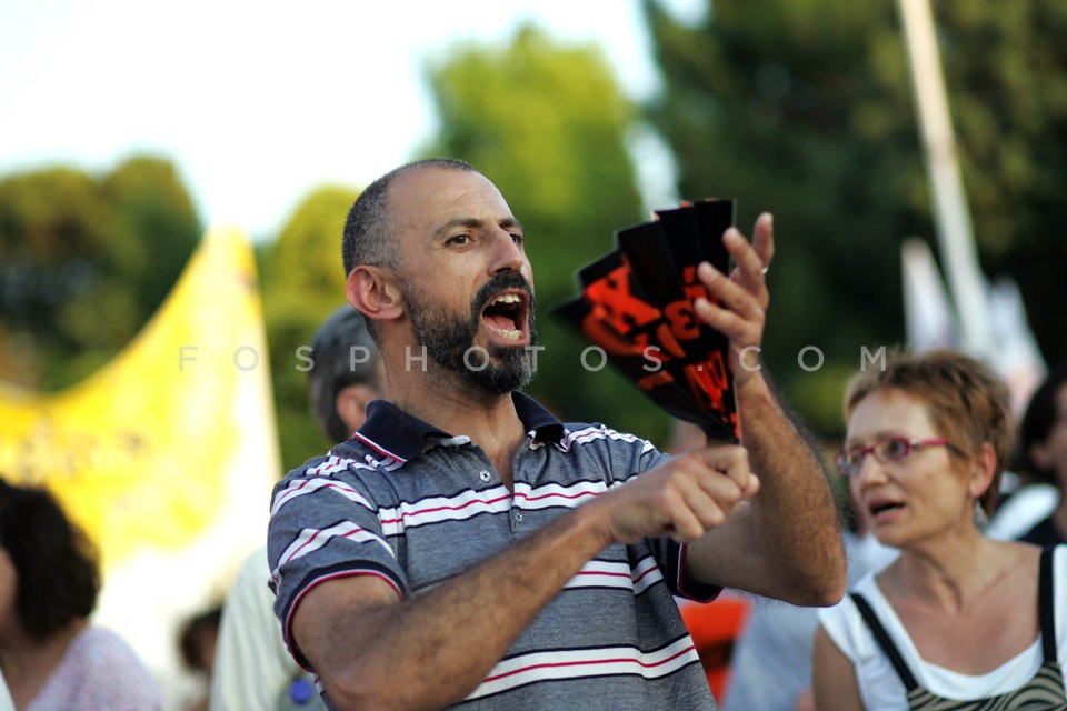 Protest at Syntagma Sq / Διαμαρτυρία στο Σύνταγμα