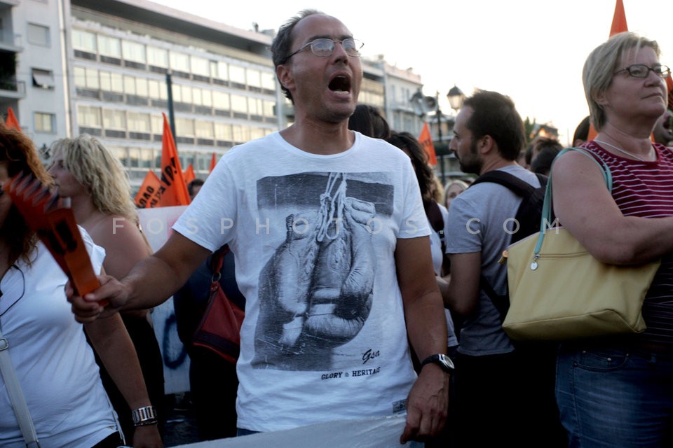 Protest at Syntagma Sq / Διαμαρτυρία στο Σύνταγμα