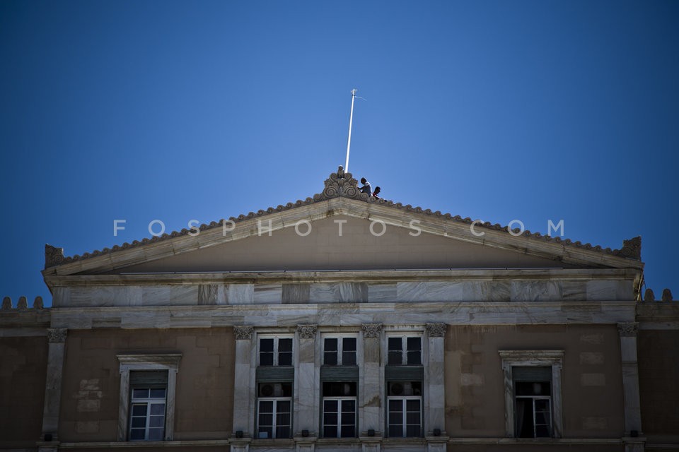 Replacement of the Greek Flag Above the Parliament / Αντικατάσταση της σημαίας πανω απ'την Βουλή