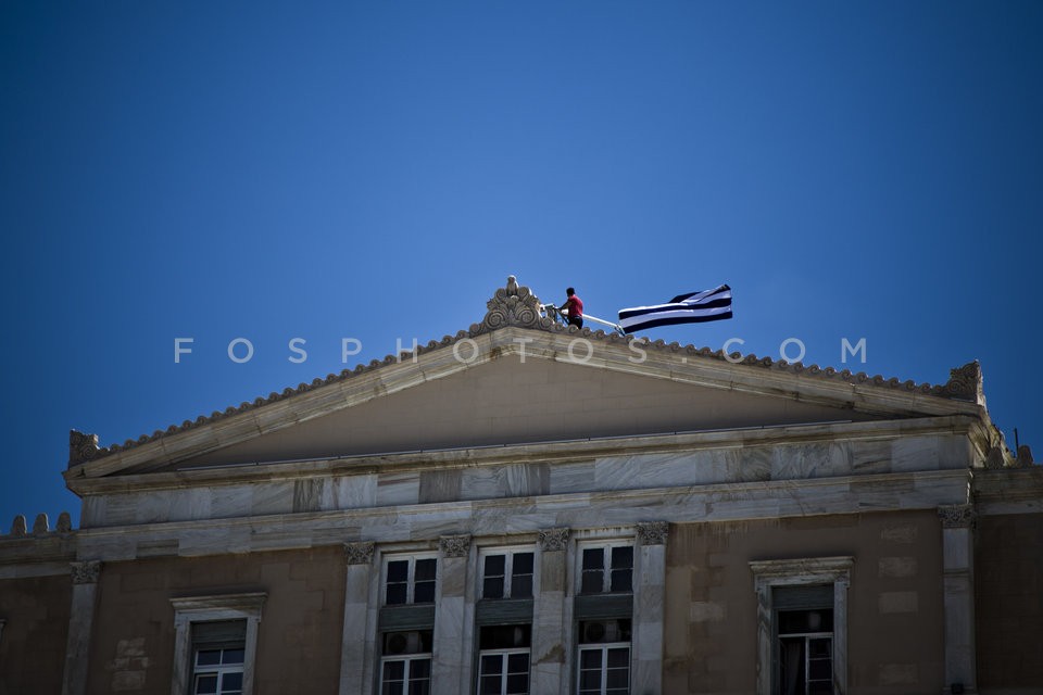Replacement of the Greek Flag Above the Parliament / Αντικατάσταση της σημαίας πανω απ'την Βουλή