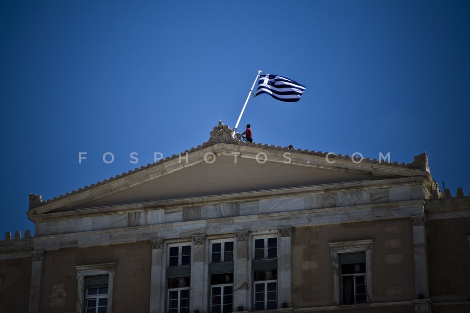 Replacement of the Greek Flag Above the Parliament / Αντικατάσταση της σημαίας πανω απ'την Βουλή