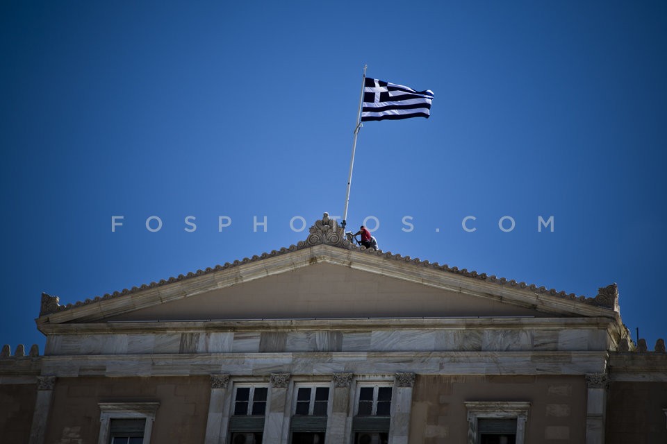 Replacement of the Greek Flag Above the Parliament / Αντικατάσταση της σημαίας πανω απ'την Βουλή