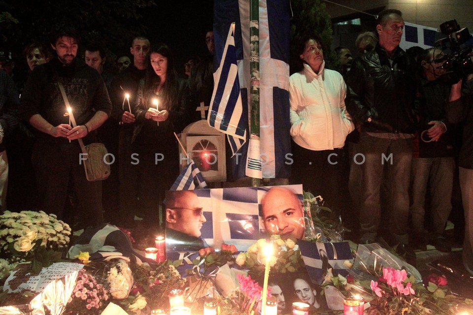 Ceremony at Golden Dawn offices  /  Τρισάγιο στη μνήμη των θυμάτων της επίθεσης στο Νέο Ηράκλειο