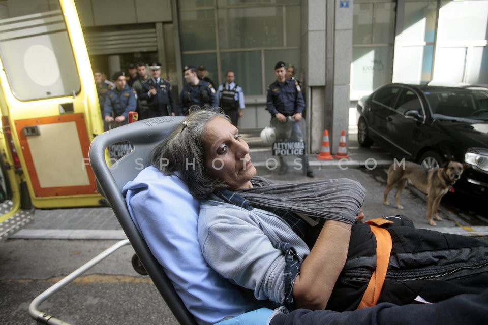 Minor Clashes Outside Ministry for Finance  / Μικροεπεισόδια Έξω από το Υπουργείο Οικονομικών