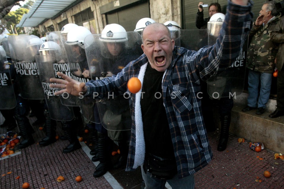 Clashes between farmers and police forces   /  Επεισόδια μεταξύ αγροτών και αστυνομίας