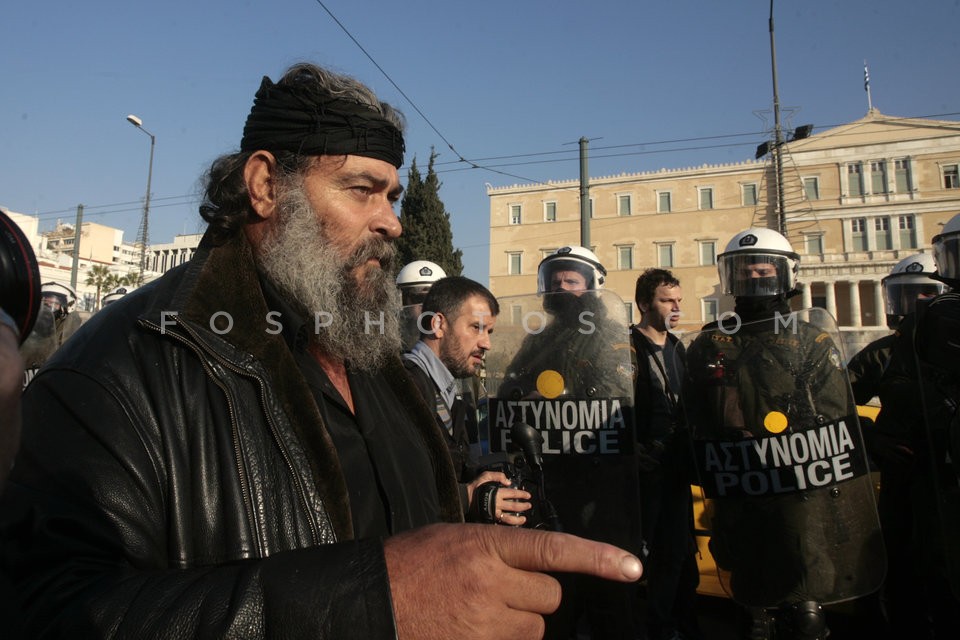 Clashes between farmers and police forces   /  Επεισόδια μεταξύ αγροτών και αστυνομίας