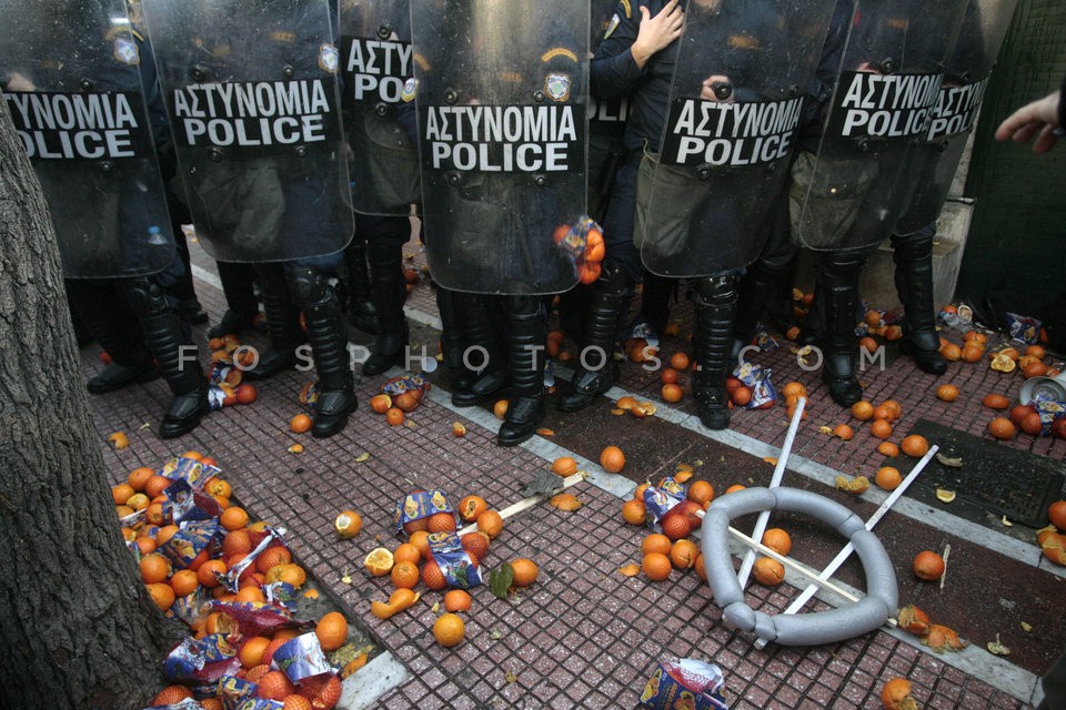 Clashes between farmers and police forces   /  Επεισόδια μεταξύ αγροτών και αστυνομίας