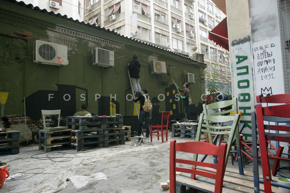 Painting of a Wall in Central Athens / Βάψιμο τοίχου στο Κέντρο