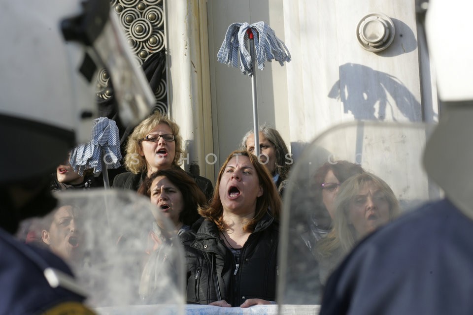 Cleaners at Finance Ministry Protest / Καθαρίστριες Διαμαρτύρονται στο Γενικό Λογιστήριο του Κράτους