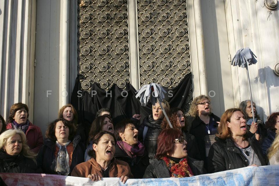 Cleaners at Finance Ministry Protest / Καθαρίστριες Διαμαρτύρονται στο Γενικό Λογιστήριο του Κράτους