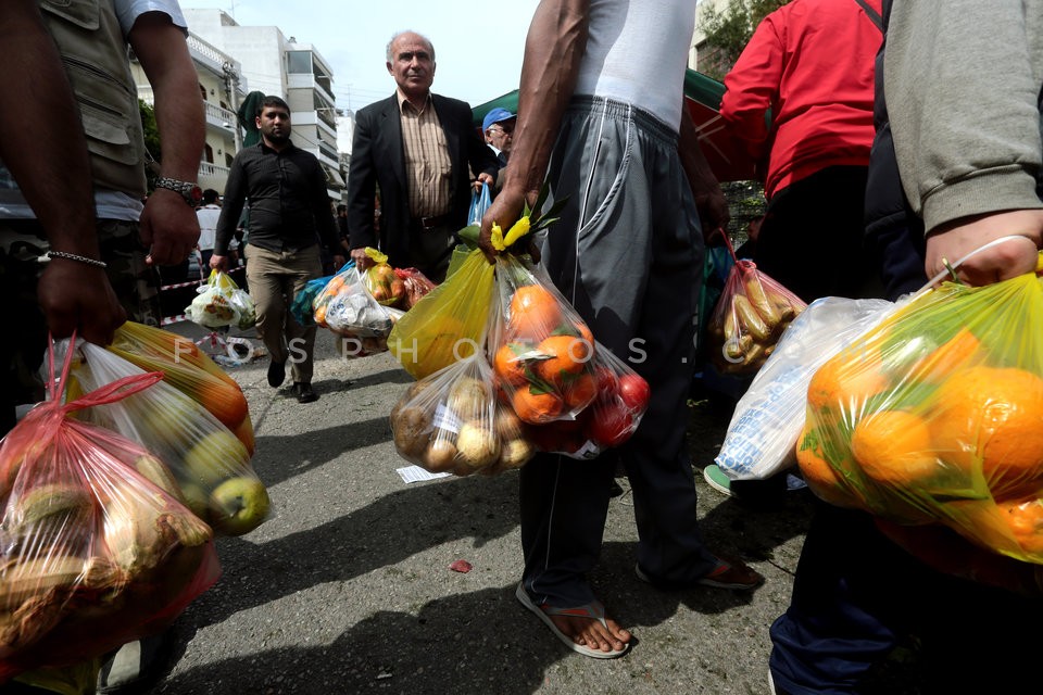 Distribution of free products  /  Δωρεάν διανομή προιόντων στον Περισσό