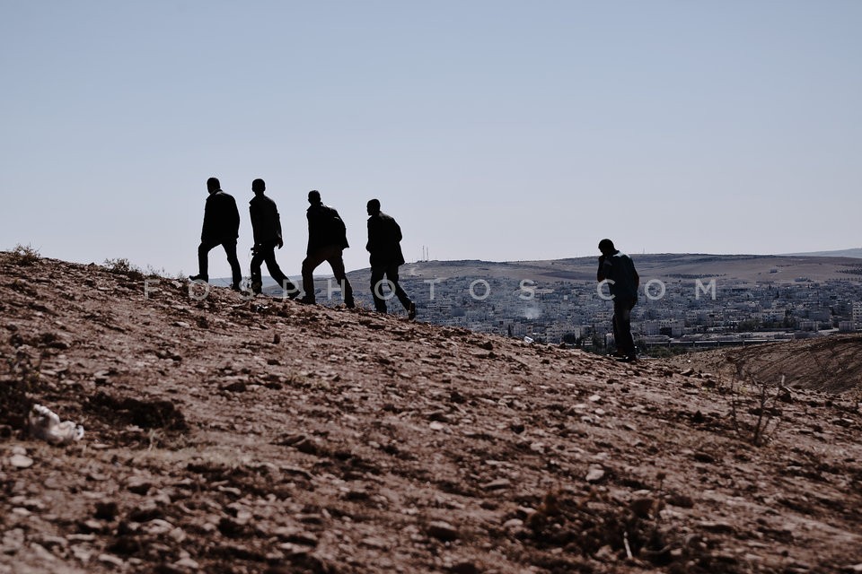Kurdish refugees watch the battle of Kobane / Κούρδοι πρόσφυγες παρακολουθούν τις μάχες στο Κομπάνι