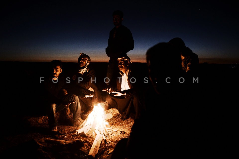 Kurdish refugees watch the battle of Kobane / Κούρδοι πρόσφυγες παρακολουθούν τις μάχες στο Κομπάνι