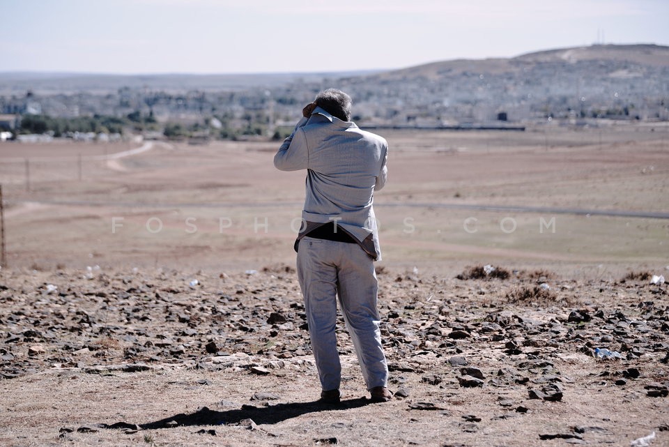 Kurdish refugees watch the battle of Kobane / Κούρδοι πρόσφυγες παρακολουθούν τις μάχες στο Κομπάνι