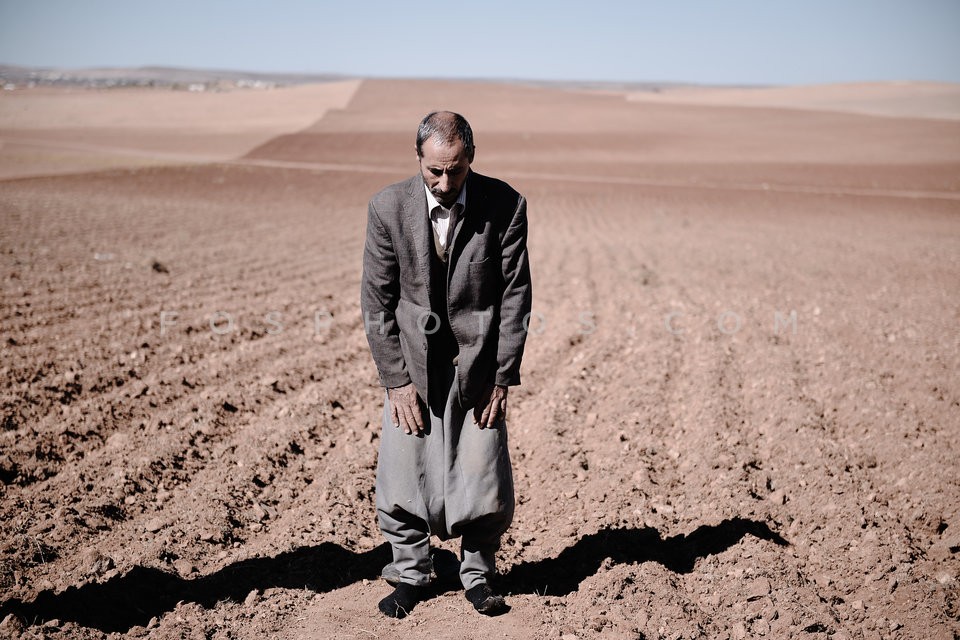 Kurdish refugees watch the battle of Kobane / Κούρδοι πρόσφυγες παρακολουθούν τις μάχες στο Κομπάνι