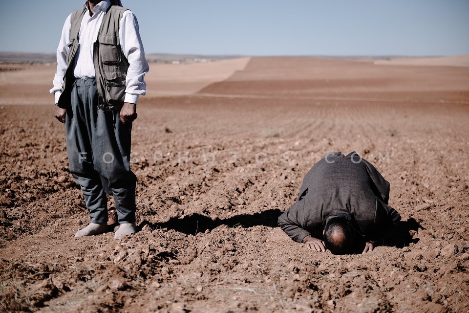 Kurdish refugees watch the battle of Kobane / Κούρδοι πρόσφυγες παρακολουθούν τις μάχες στο Κομπάνι