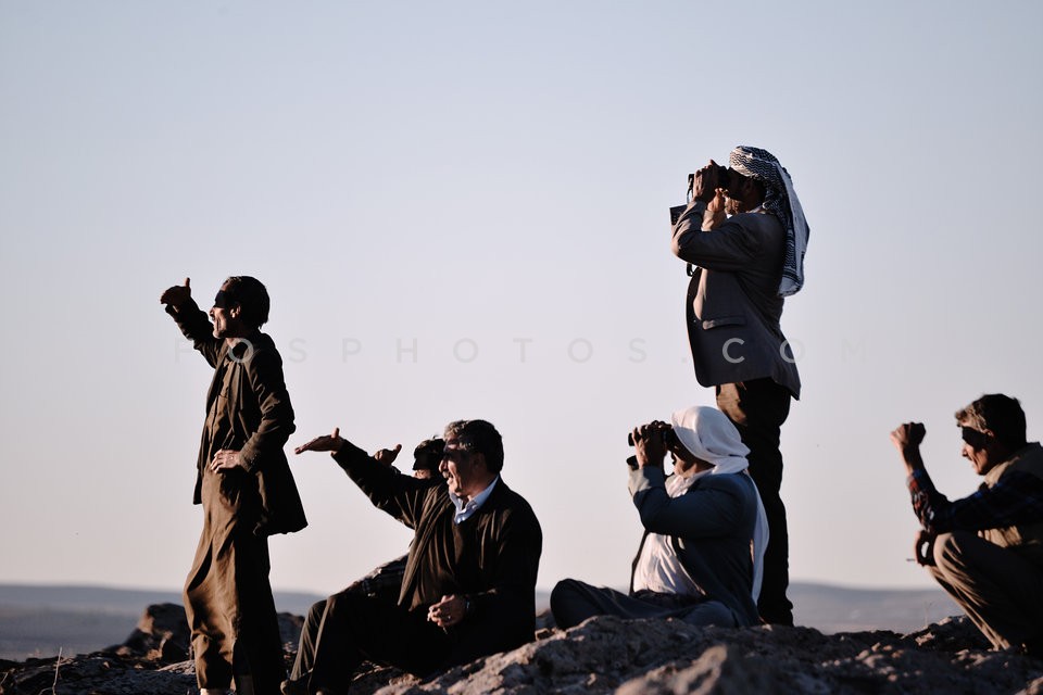 Kurdish refugees watch the battle of Kobane / Κούρδοι πρόσφυγες παρακολουθούν τις μάχες στο Κομπάνι