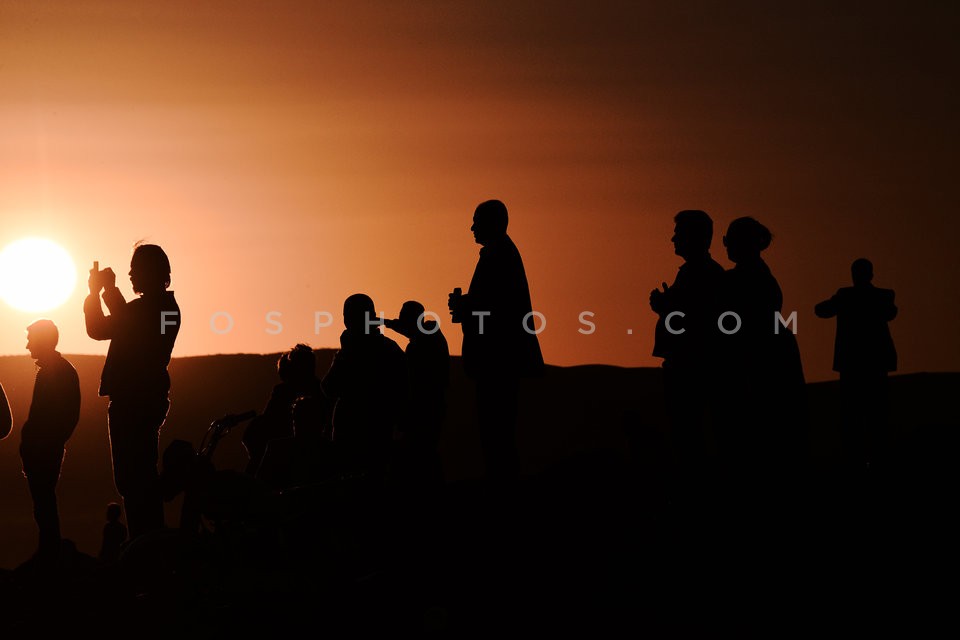 Kurdish refugees watch the battle of Kobane / Κούρδοι πρόσφυγες παρακολουθούν τις μάχες στο Κομπάνι