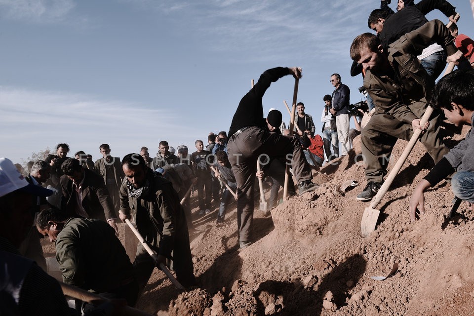 Funeral of Kurdish guerrillas in Suruc / Κηδεία Κούρδων ανταρτών στο Σουρούκ