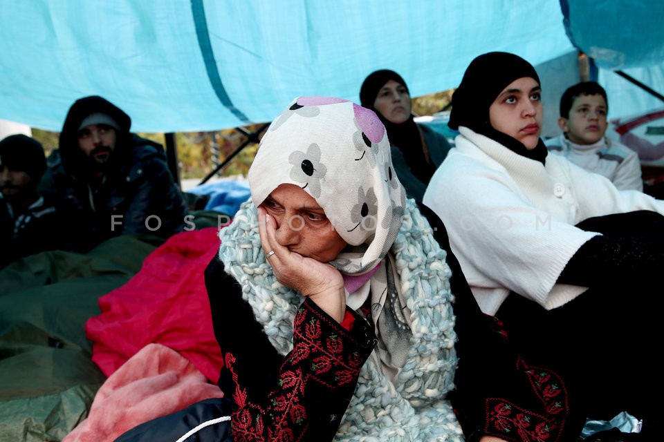 Refugees from Syria still at Syntagma square /  Παραμένουν στο Σύνταγμα οι Σύριοι πρόσφυγες